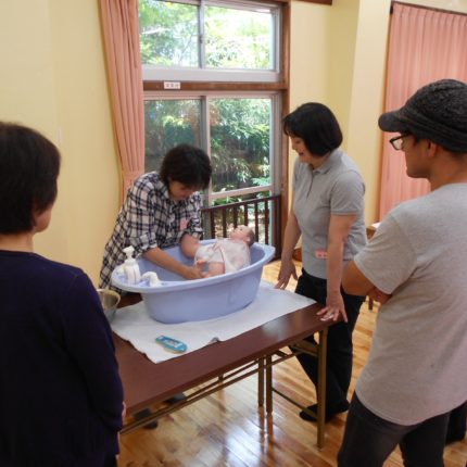 孫が生まれても大丈夫！じぃじばぁば・おじおばの子育て応援教室